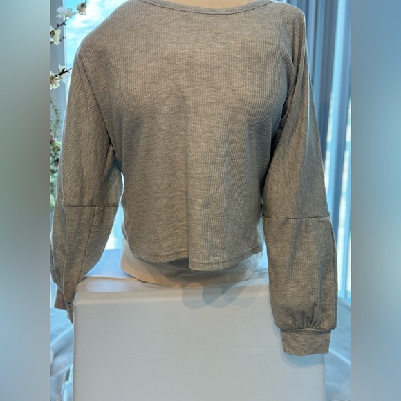 Textured grey crop top with high end details to sleeves and high V backside. - Picture 2 of 4